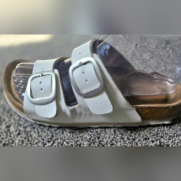 Cushionaire Womens 7M White 2 Strap Leather-Insole Sandals - Picture 7 of 11